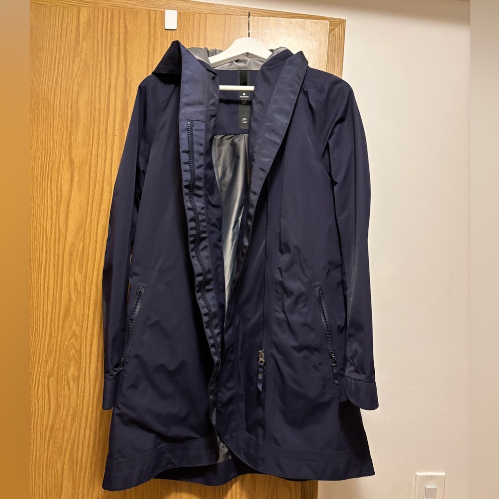 Great used condition navy rain coat with back pleat, oversized fit.